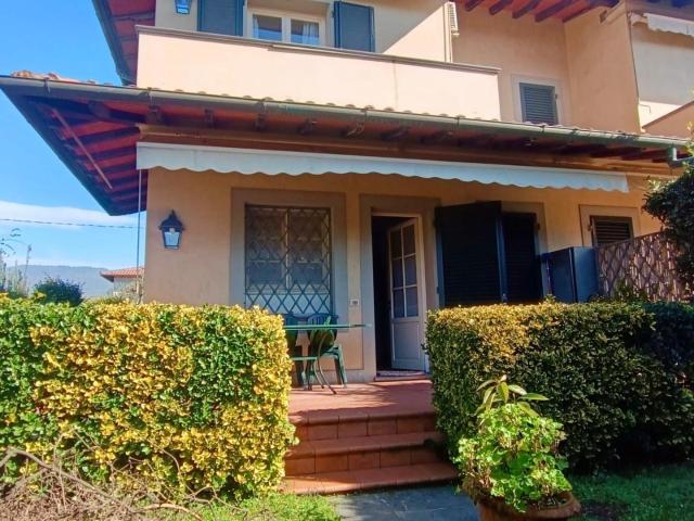 Villa Indipendente in affitto a Marina di Massa, Marina Di Massa