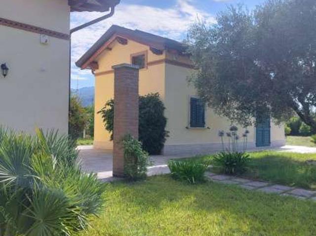 Villa Indipendente in affitto a Marina di Massa, Marina Di Massa