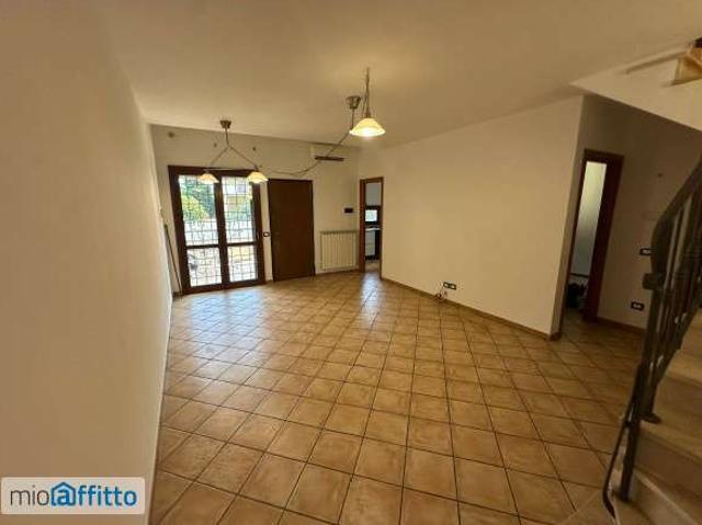 Villa Indipendente in affitto a Municipio Roma XI, Roma Capitale