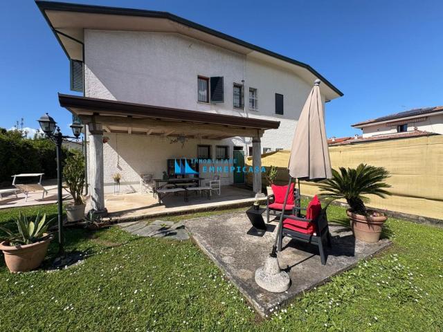 Villa Indipendente in affitto a Montignoso, Toscana