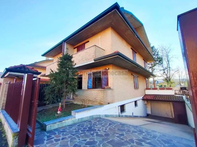 Villa Indipendente in vendita a Desio, Lombardia