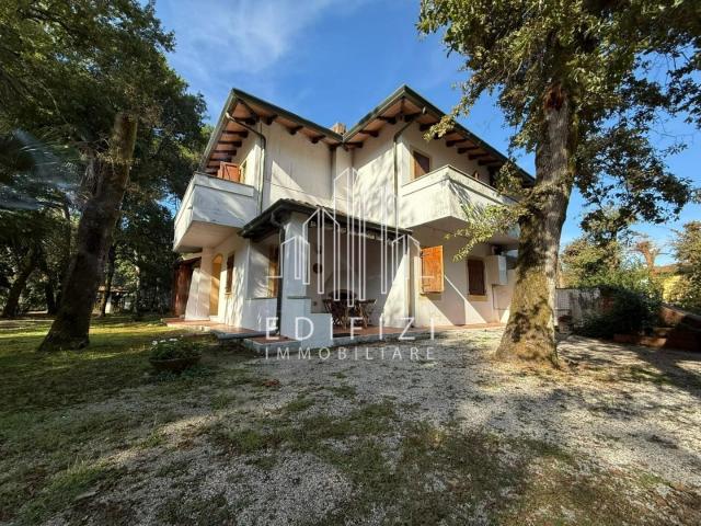 Villa Indipendente in vendita a Marina Di Massa, Toscana