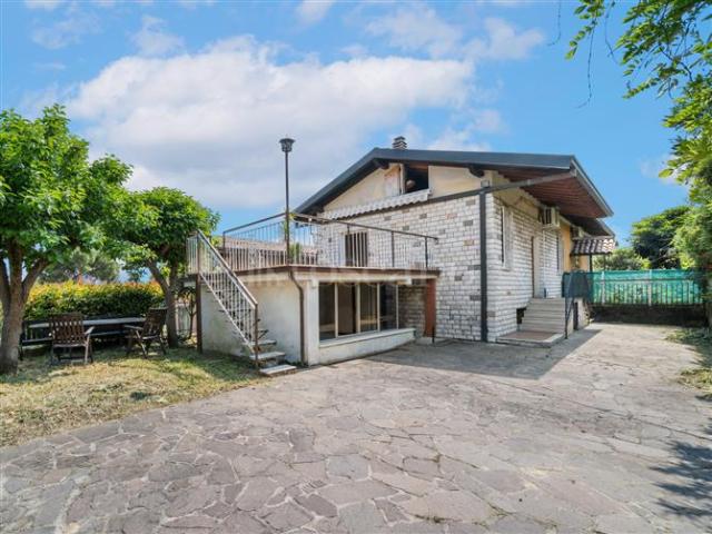 Villa Indipendente in vendita a Monte Tapino, Moniga Del Garda