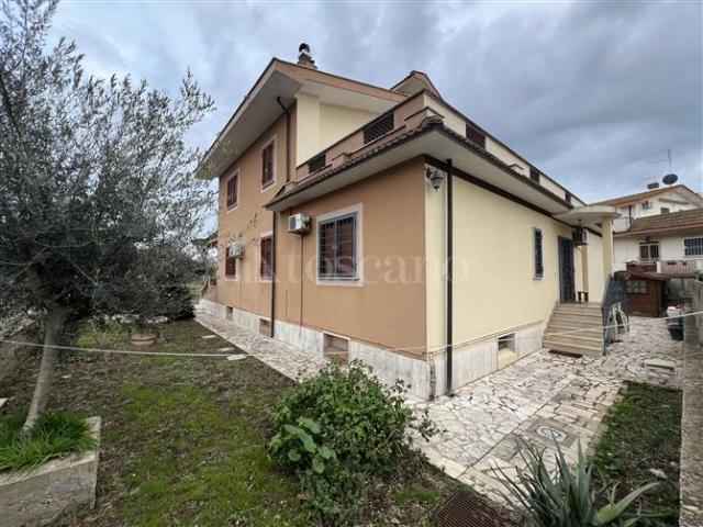 Villa Indipendente in vendita a Borgo Falconieri, Roma Capitale