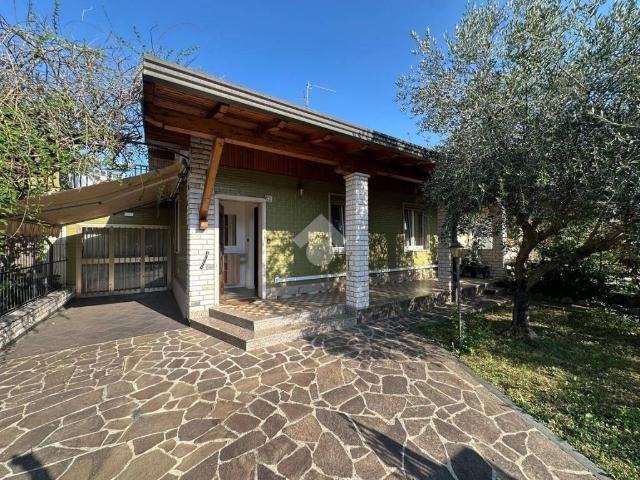 Villa Indipendente in affitto a Comunità montana della Valle Sabbia, Lavenone