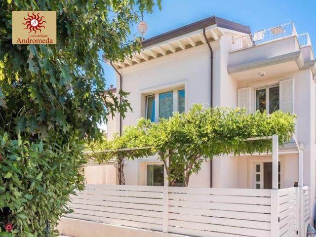 Villa Indipendente in affitto a Roma Imperiale, Forte Dei Marmi