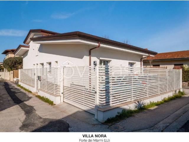 Villa Indipendente in affitto a Roma Imperiale, Forte Dei Marmi