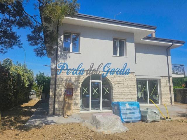 Villa Indipendente in affitto a Peschiera Del Garda, Veneto