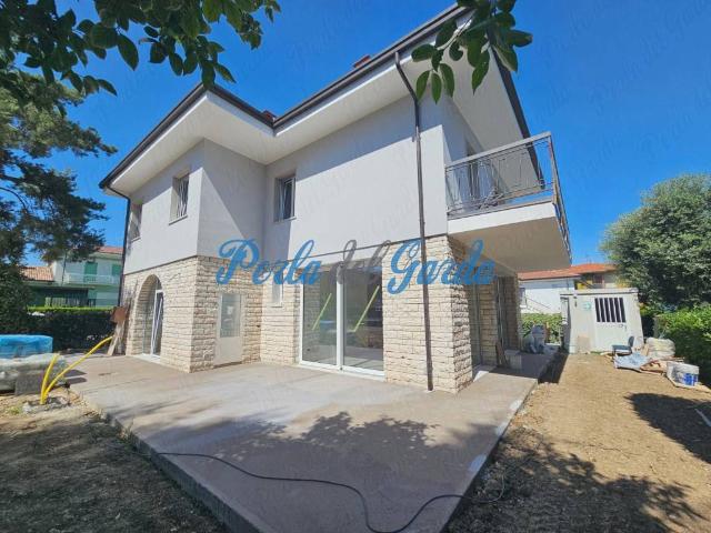 Villa Indipendente in affitto a Peschiera Del Garda, Veneto