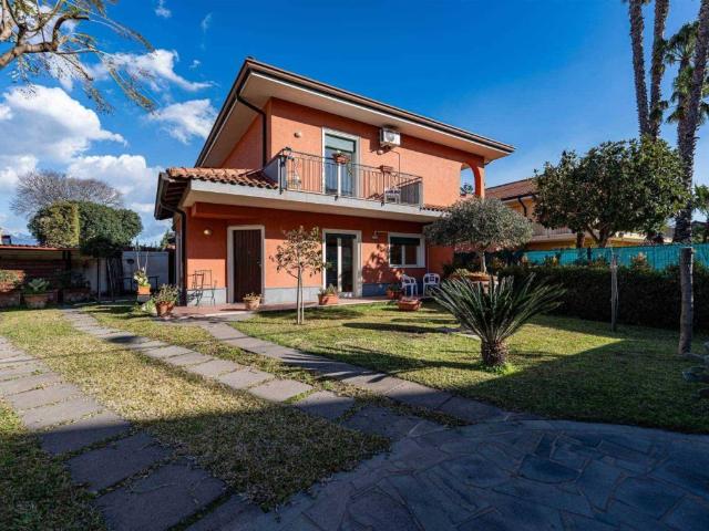 Villa Indipendente in affitto a Valverde, Sicilia