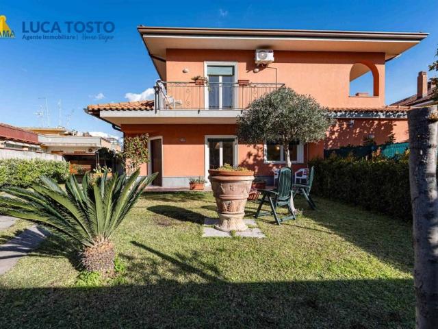 Villa Indipendente in affitto a Valverde, Sicilia