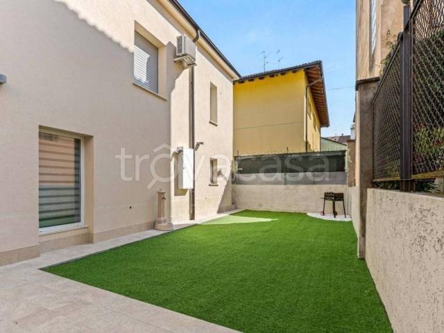 Villa Indipendente in affitto a Revellino, Lodi