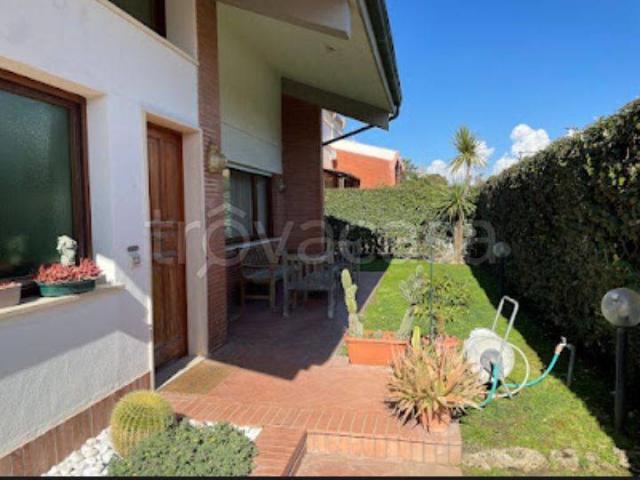 Villa Indipendente in affitto a Tognazzi, Roma Capitale