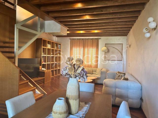 Villa Indipendente in affitto a Rezzato, Lombardia