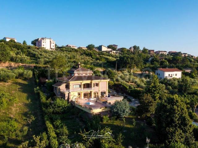 Villa Indipendente in vendita a Ceppaloni, Campania
