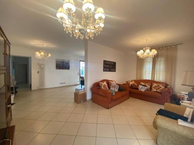 Villa Indipendente in vendita a San Donato, Cascina