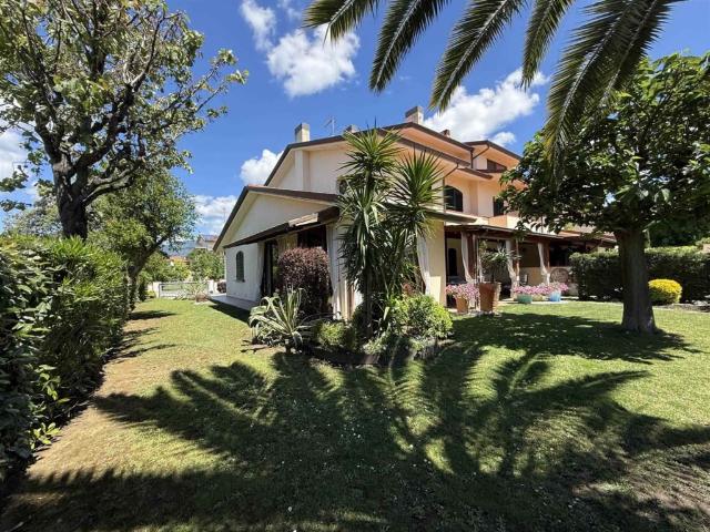 Villa Indipendente in vendita a Laiano, Cascina