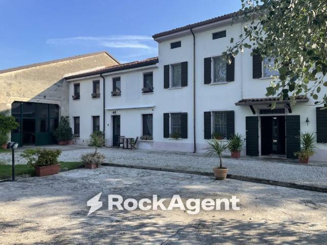 Villa Indipendente in vendita a Castellucchio, Lombardia