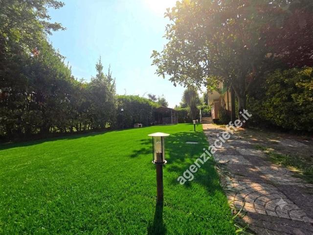Villa Indipendente in vendita a Montignoso, Toscana