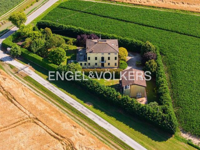 Villa Indipendente in vendita a Ferrara, Reggio Emilia
