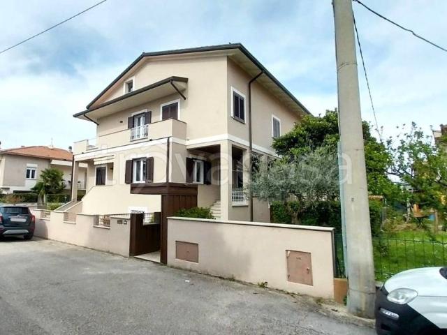 Villa Indipendente in vendita a Foligno, Umbria