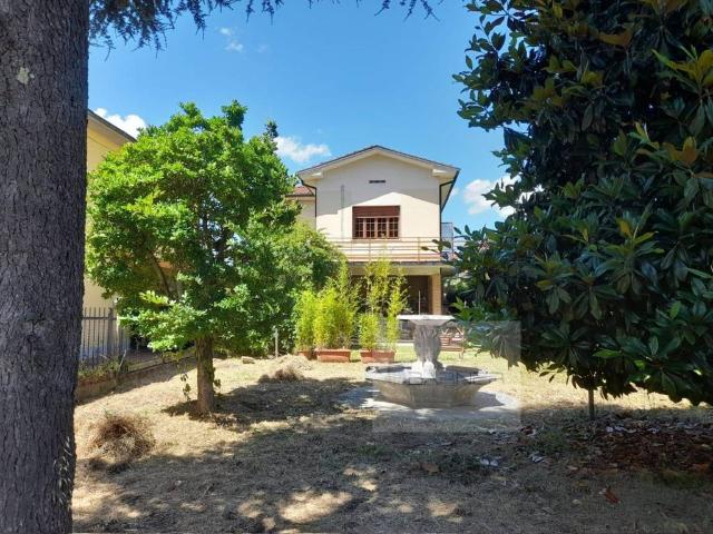 Villa Indipendente in vendita a Bagni Di Lucca Ponte, Toscana