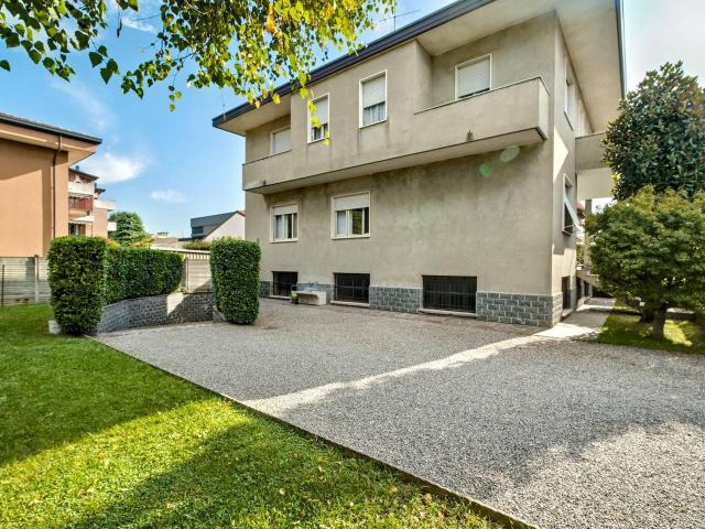 Villa Indipendente in vendita a Meda, Monza e della Brianza
