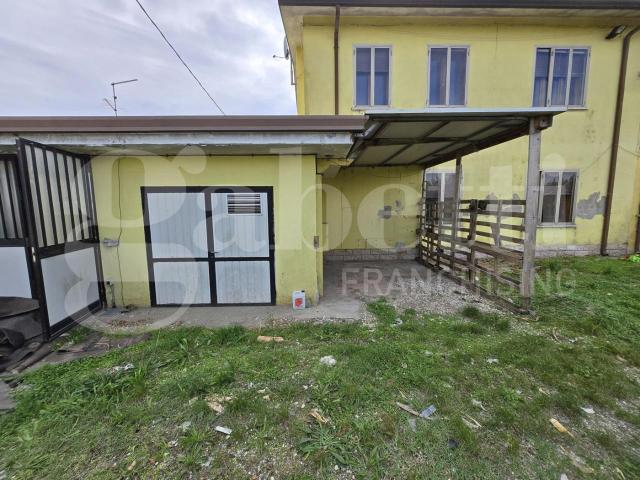 Villa Indipendente in vendita a Melara, Veneto