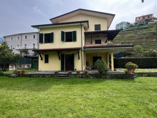 Villa Indipendente in vendita a Prato, Montignoso