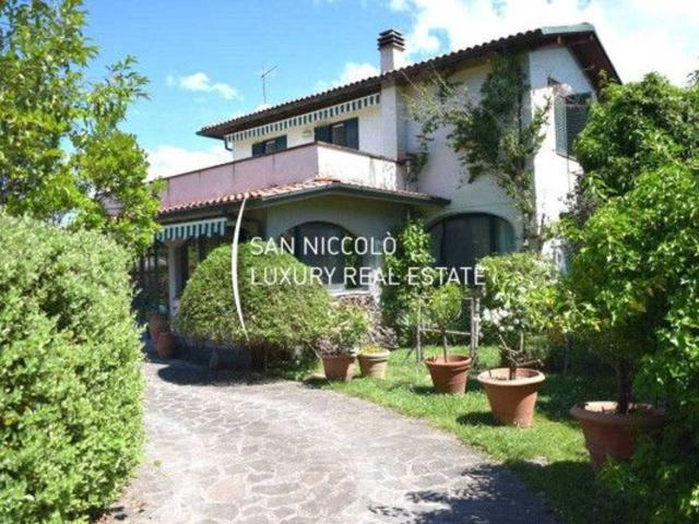 Villa Indipendente in vendita a Montignoso, Toscana