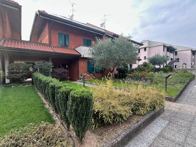 Villa Indipendente in vendita a Osnago, Lombardia