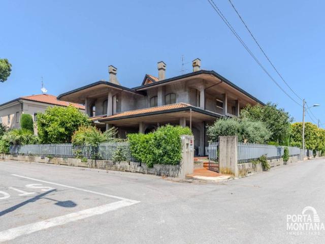 Villa Indipendente in vendita a Rimini, Reggio Emilia