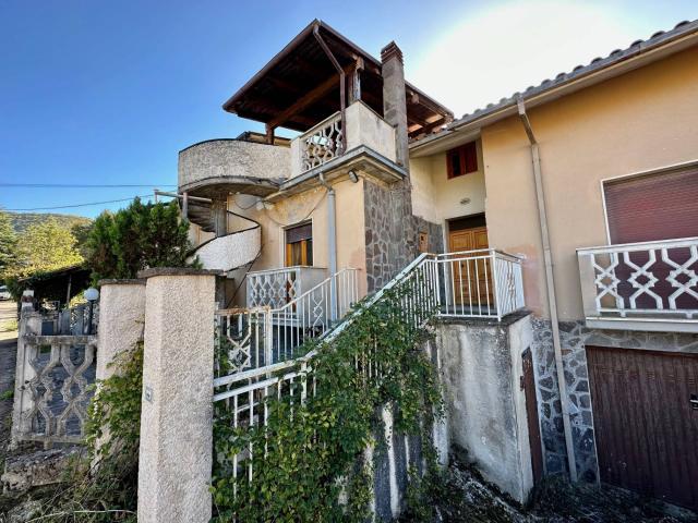 Villa Indipendente in vendita a Tione Degli Abruzzi, Abruzzo