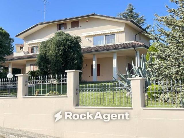 Villa Indipendente in vendita a Unione dei Comuni della Val Vibrata, Tortoreto
