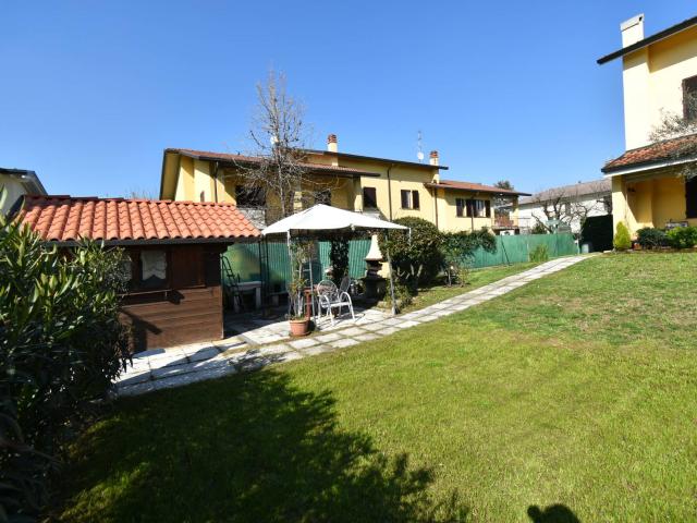 Villa Indipendente in vendita a Usmate Velate, Lombardia