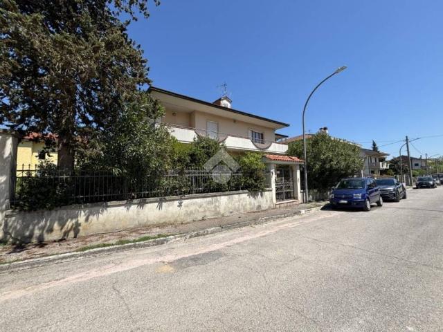 Villa Indipendente in vendita a Basciano, Abruzzo