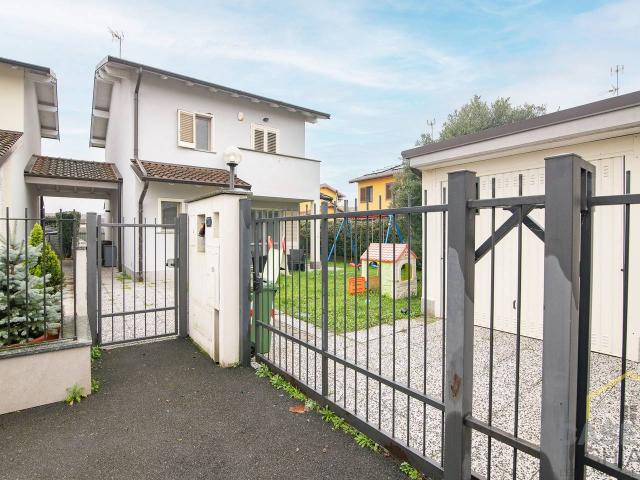 Villa Indipendente in vendita a Vellezzo Bellini, Lombardia