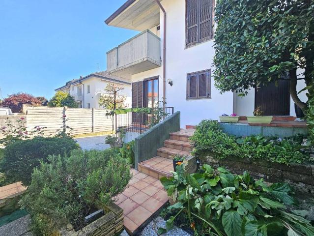 Villa Indipendente in vendita a Parabiago, Lombardia
