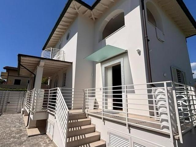 Villa Indipendente in vendita a Montignoso, Toscana