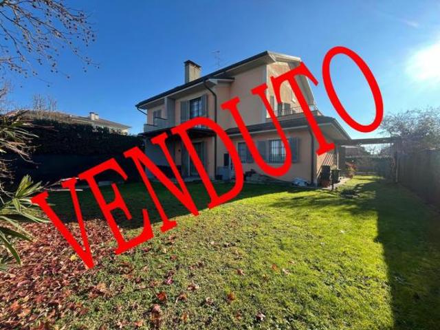 Villa Indipendente in vendita a Ozzero, Lombardia