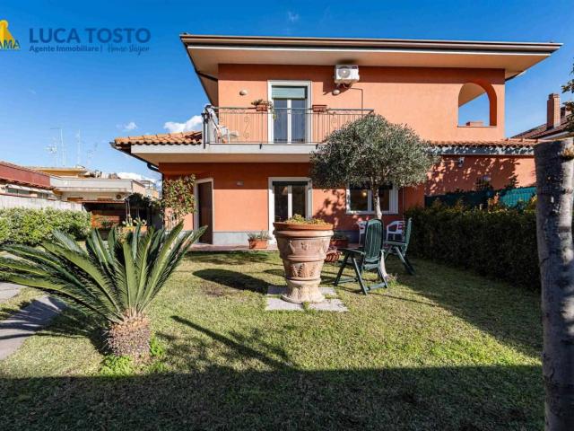 Villa Indipendente in affitto a Valverde, Sicilia
