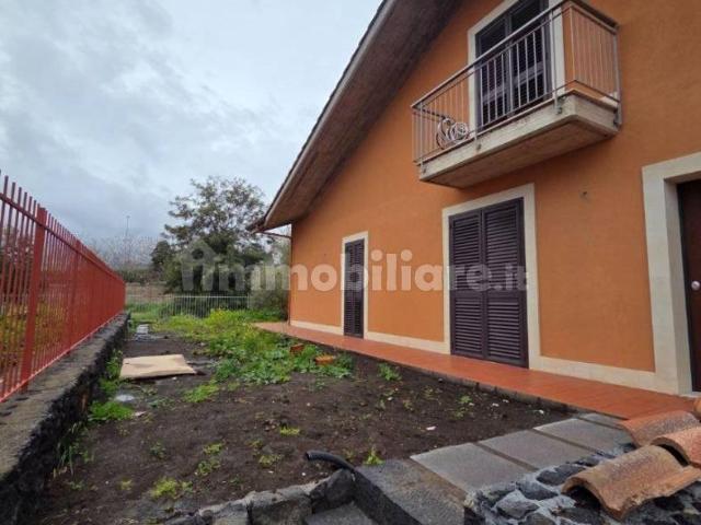 Villa Indipendente in affitto a San Giovanni La Punta, Sicilia