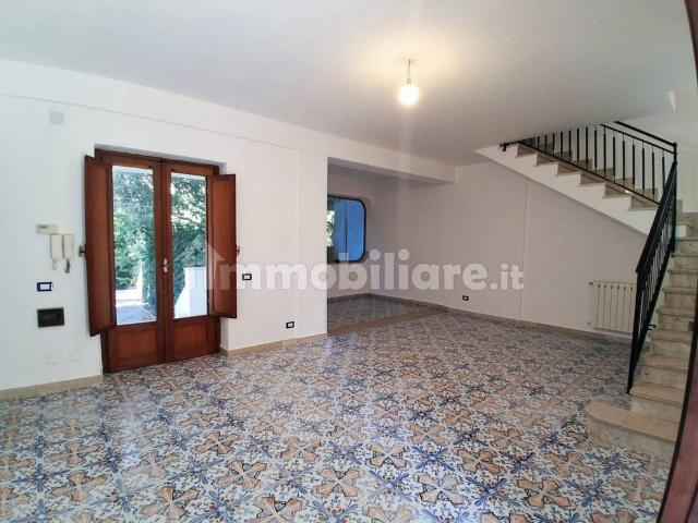 Villa Indipendente in affitto a Mondello, Palermo