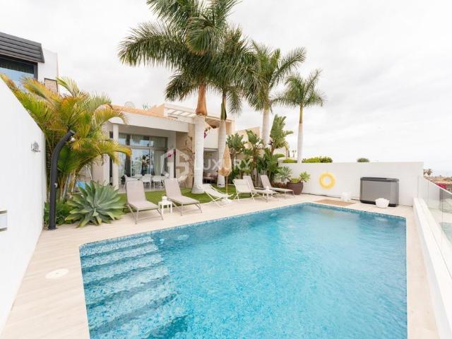 Chalet en venta en La Caleta, Adeje