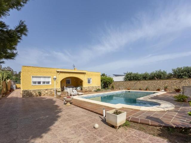 Chalet en venta en Retamar, Almería