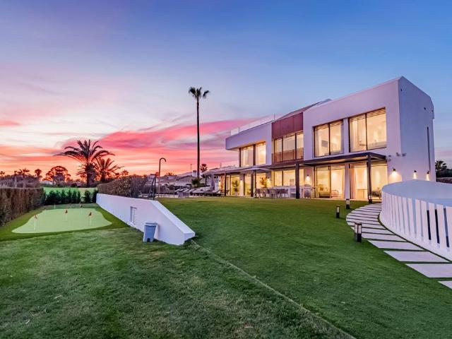 Chalet en venta en Barriada Islas Canarias, Costa del Sol Occidental