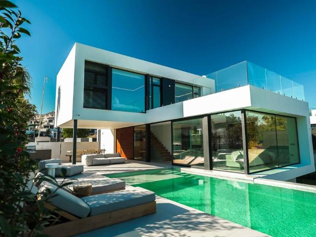 Villa en venta en Estepona, Costalita
