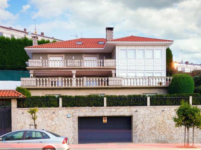 Chalet en venta en Oleiros, A Coruña