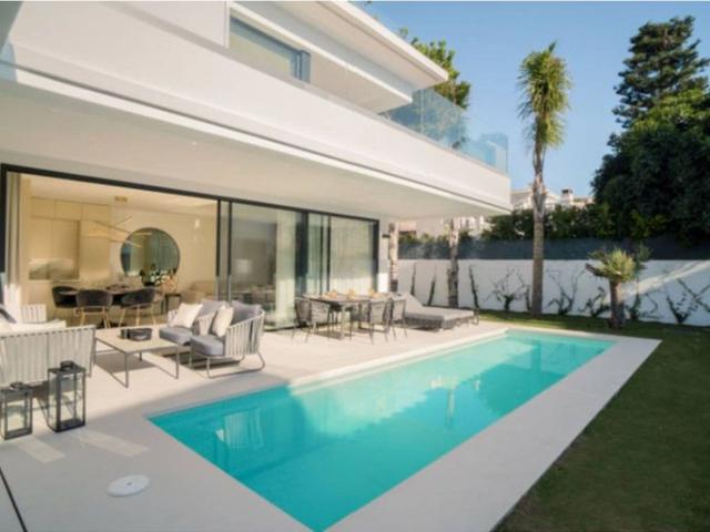 Villa en venta en Málaga, Urbanización Los Verdales