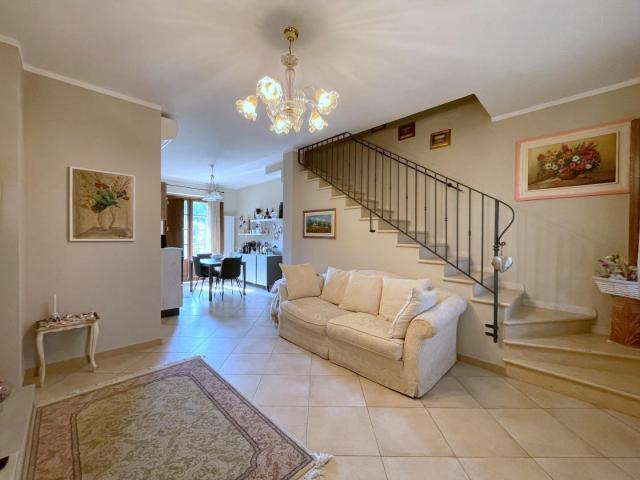 Villa Indipendente in vendita a Camaiore, Toscana